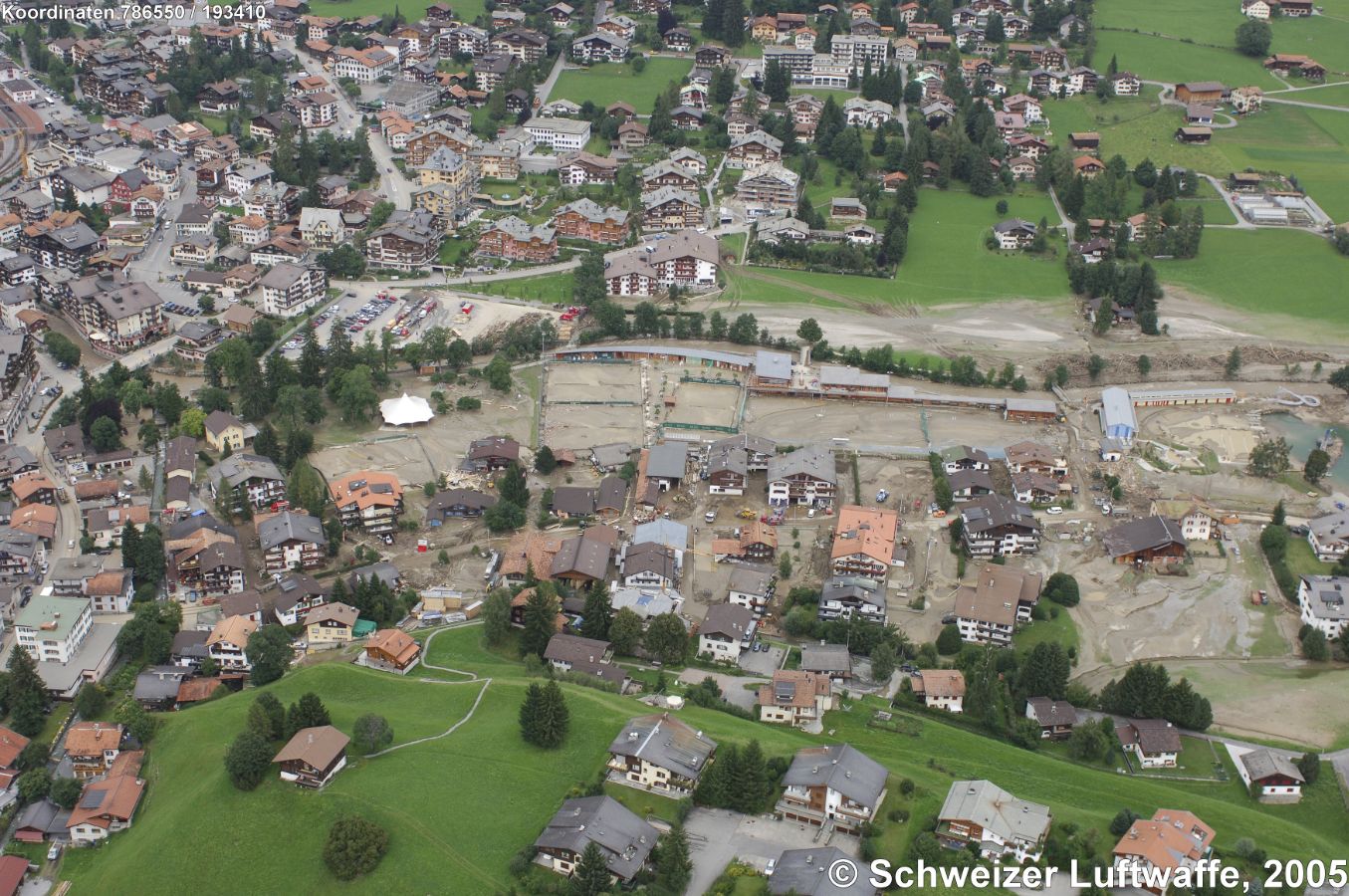 Hochwasser und Überschwemmung in Klosters am 22. August 2005. Als Reaktion auf das Hochwasser begann im Oktober 2009 der Bau eines Hochwasserschutzprojektes, das mehrere Baujahre in Anspruch genommen hat.